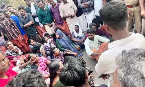 Kerala : जंगली हाथी द्वारा युवक को कुचलकर मार डालने के बाद एम्बुलेंस को रोके जाने पर विरोध प्रदर्शन Kerala : जंगली हाथी द्वारा युवक को कुचलकर मार डालने के बाद एम्बुलेंस को रोके जाने पर विरोध प्रदर्शन