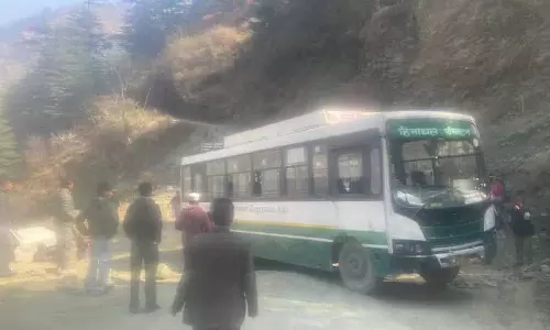 HRTC ने औट-लुहरी रोड पर बस सेवा फिर से शुरू की, स्थानीय लोग खुश HRTC ने औट-लुहरी रोड पर बस सेवा फिर से शुरू की, स्थानीय लोग खुश