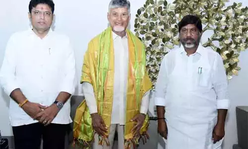 Andhra : भट्टी विक्रमार्क ने चंद्रबाबू नायडू को अपने बेटे की शादी में बुलाया Andhra : भट्टी विक्रमार्क ने चंद्रबाबू नायडू को अपने बेटे की शादी में बुलाया