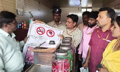 Karnataka : अधिकारियों ने तंबाकू उत्पाद बिक्री दुकानों पर छापेमारी की Karnataka : अधिकारियों ने तंबाकू उत्पाद बिक्री दुकानों पर छापेमारी की