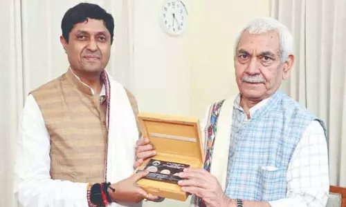 Jammu: सांसद रमन सिंह ने एलजी से मुलाकात की Jammu: सांसद रमन सिंह ने एलजी से मुलाकात की