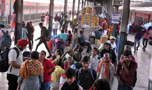 Amritsar: रेल यात्रियों ने रद्द ट्रेनों को फिर से चलाने की मांग की Amritsar: रेल यात्रियों ने रद्द ट्रेनों को फिर से चलाने की मांग की