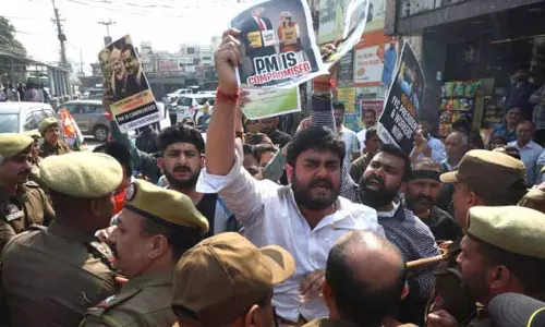 यूथ कांग्रेस के नेता BJP ऑफिस की ओर प्रोटेस्ट मार्च करते हुए हिरासत में लिए गए यूथ कांग्रेस के नेता BJP ऑफिस की ओर प्रोटेस्ट मार्च करते हुए हिरासत में लिए गए