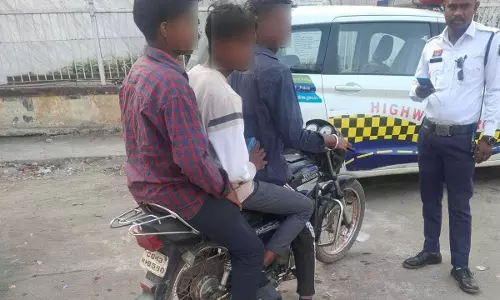 40 नाबालिग लड़के बाइक चलाते पकड़े गए, परिजनों को थाने बुलाकर पुलिस ने काटा चालान