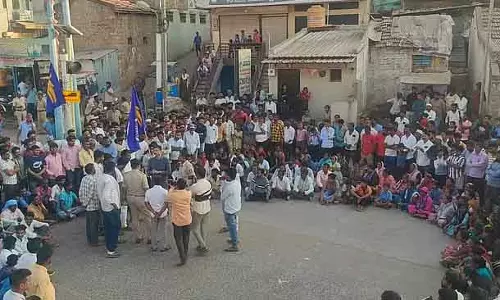 डिवाइडर के लिए झंडा; Madiga समुदाय ने सड़क रोकी डिवाइडर के लिए झंडा; Madiga समुदाय ने सड़क रोकी