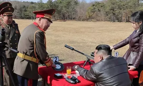 नॉर्थ कोरिया के लीडर Kim Jong Un ने टॉप सरकारी और मिलिट्री अधिकारियों को नई स्नाइपर राइफलें गिफ्ट