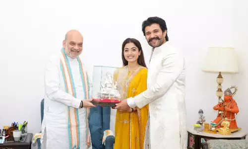 HM अमित शाह ने विजय देवरकोंडा-रश्मिका को भेंट की गणेश मूर्ति HM अमित शाह ने विजय देवरकोंडा-रश्मिका को भेंट की गणेश मूर्ति
