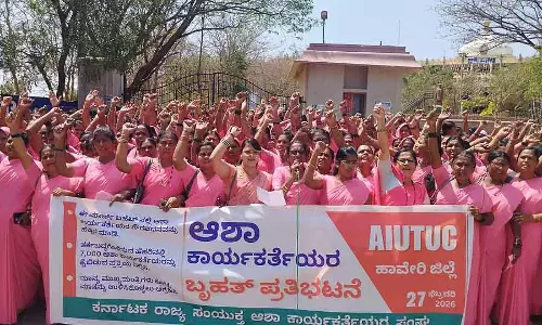 Karnataka : आशा कार्यकर्ताओं ने 15,000 रुपये वेतन की मांग को लेकर प्रदर्शन किया Karnataka : आशा कार्यकर्ताओं ने 15,000 रुपये वेतन की मांग को लेकर प्रदर्शन किया