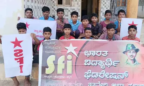 हॉस्टल में सुविधाओं की कमी : SFI के नेतृत्व में विरोध प्रदर्शन हॉस्टल में सुविधाओं की कमी : SFI के नेतृत्व में विरोध प्रदर्शन
