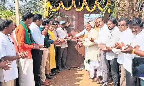 Karnataka में गडग में दलितों को बाल कटवाने से मना करने पर सरकारी नाई की दुकान खोली Karnataka में गडग में दलितों को बाल कटवाने से मना करने पर सरकारी नाई की दुकान खोली