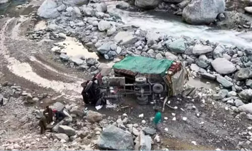 RAMBAN: ट्रक खाई में गिरा, 1 की मौत, दूसरा गंभीर RAMBAN: ट्रक खाई में गिरा, 1 की मौत, दूसरा गंभीर