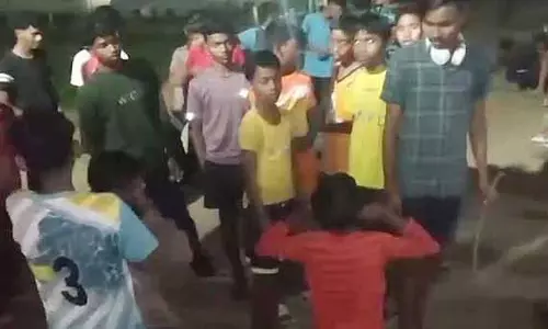 Mayurbhanj में क्लास IX के स्टूडेंट्स का क्लास VII के स्टूडेंट्स के सामने घुटने टेकने का वीडियो वायरल
