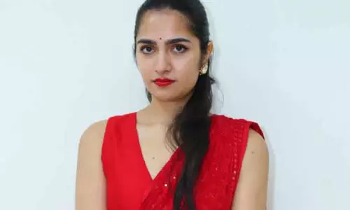 Rukmini Vasanth का लाल साड़ी लुक चर्चा में Rukmini Vasanth का लाल साड़ी लुक चर्चा में
