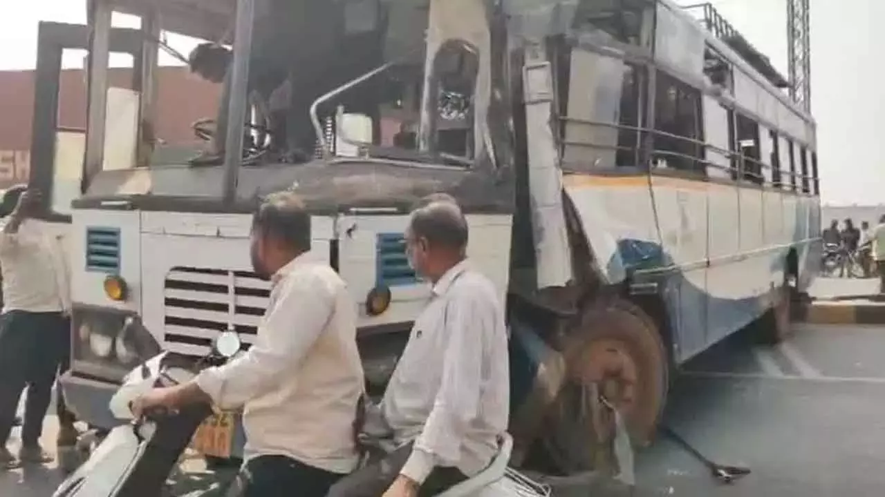 संगारेड्डी में NH 65 बाईपास पर बस और लॉरी की टक्कर, 15 घायल