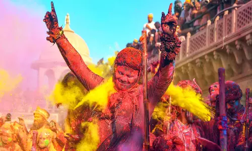 होली की तैयारियों से भक्त खुश हैं: Mathura के जिला मजिस्ट्रेट