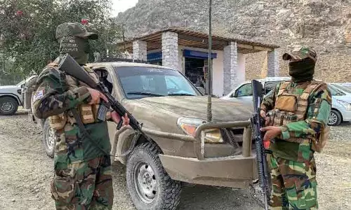 Afghanistan में पाकिस्तानी जेट गिरा, पायलट को ज़िंदा पकड़ा गया Afghanistan में पाकिस्तानी जेट गिरा, पायलट को ज़िंदा पकड़ा गया