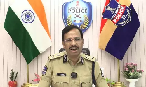हैदराबाद CP ने प्राइवेट फाइनेंसरों को PD Act के तहत कार्रवाई की चेतावनी दी हैदराबाद CP ने प्राइवेट फाइनेंसरों को PD Act के तहत कार्रवाई की चेतावनी दी