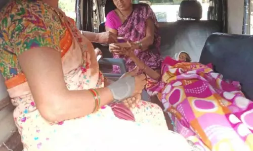 Gadchiroli: अधिकारियों की असंवेदनशीलता के कारण कोमा में पड़े बुज़ुर्ग को बैंक ले जाया गया Gadchiroli: अधिकारियों की असंवेदनशीलता के कारण कोमा में पड़े बुज़ुर्ग को बैंक ले जाया गया