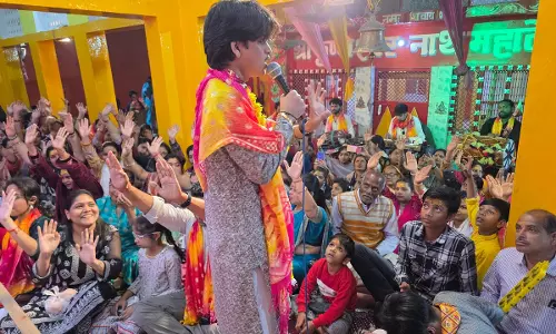 Bareilly: फूलों से सजा दरबार, बच्चों ने खेली फूलों की होली Bareilly: फूलों से सजा दरबार, बच्चों ने खेली फूलों की होली