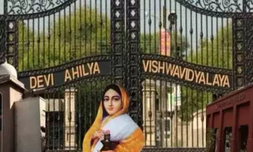 Indore University ने हॉस्टल में आपत्तिजनक हरकतों के लिए महिला स्टूडेंट को निकाला Indore University ने हॉस्टल में आपत्तिजनक हरकतों के लिए महिला स्टूडेंट को निकाला