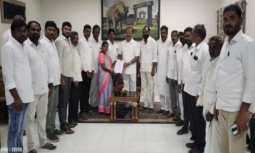 Tripura के राज्यपाल ने हैदराबाद में गनुगुबंदा के निवासियों के प्रतिनिधिमंडल से मुलाकात की Tripura के राज्यपाल ने हैदराबाद में गनुगुबंदा के निवासियों के प्रतिनिधिमंडल से मुलाकात की