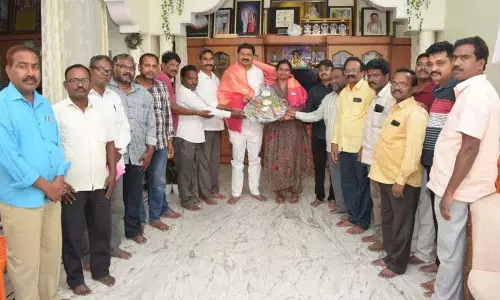 Nalgonda के मेयर ने पत्रकारों की समस्याओं को हल करने और घर देने का वादा किया Nalgonda के मेयर ने पत्रकारों की समस्याओं को हल करने और घर देने का वादा किया