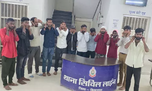 CG: उस्लापुर ओवर ब्रिज के नीचे चाकू लहराने वाले दो युवक गिरफ्तार
