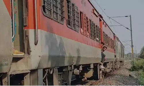 अचानक engine फेल होने से एक्सप्रेस कृष्णानगर और धुबुलिया के बीच फंस गई अचानक engine फेल होने से एक्सप्रेस कृष्णानगर और धुबुलिया के बीच फंस गई