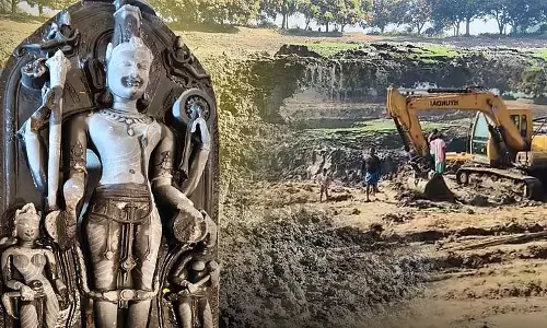 तालाब की खुदाई के दौरान मिली प्राचीन विष्णु प्रतिमा, Pandua में हंगामा तालाब की खुदाई के दौरान मिली प्राचीन विष्णु प्रतिमा, Pandua में हंगामा
