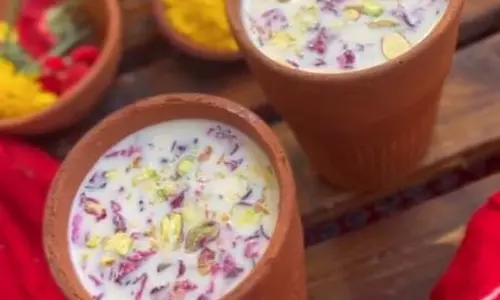 Holi 2026 : कोल्ड ड्रिंक्स नहीं रंगों के त्योहार पर ट्राई करें ठंडई Holi 2026 : कोल्ड ड्रिंक्स नहीं रंगों के त्योहार पर ट्राई करें ठंडई