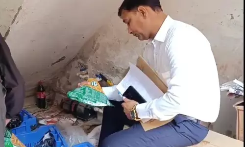 Faridabad: एक्सपायरी दूध-दही बेचते पकड़ा गया दुकानदार Faridabad: एक्सपायरी दूध-दही बेचते पकड़ा गया दुकानदार