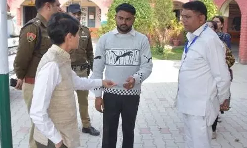 Yamunanagar: 3 प्राइवेट टीचर नकल करवाते पकड़े गए Yamunanagar: 3 प्राइवेट टीचर नकल करवाते पकड़े गए