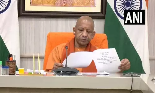 मुख्यमंत्री Yogi आदित्यनाथ ने अधिकारियों के साथ की बैठक