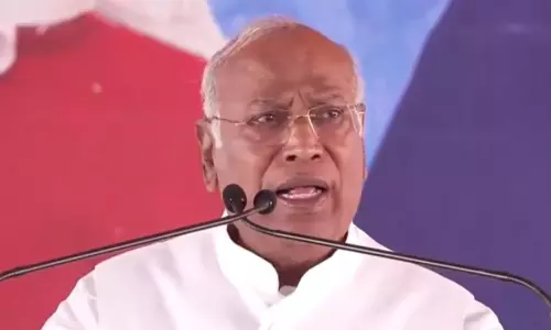 Kharge ने केजरीवाल के इमोशनल ब्रेकडाउन पर टिप्पणी की Kharge ने केजरीवाल के इमोशनल ब्रेकडाउन पर टिप्पणी की
