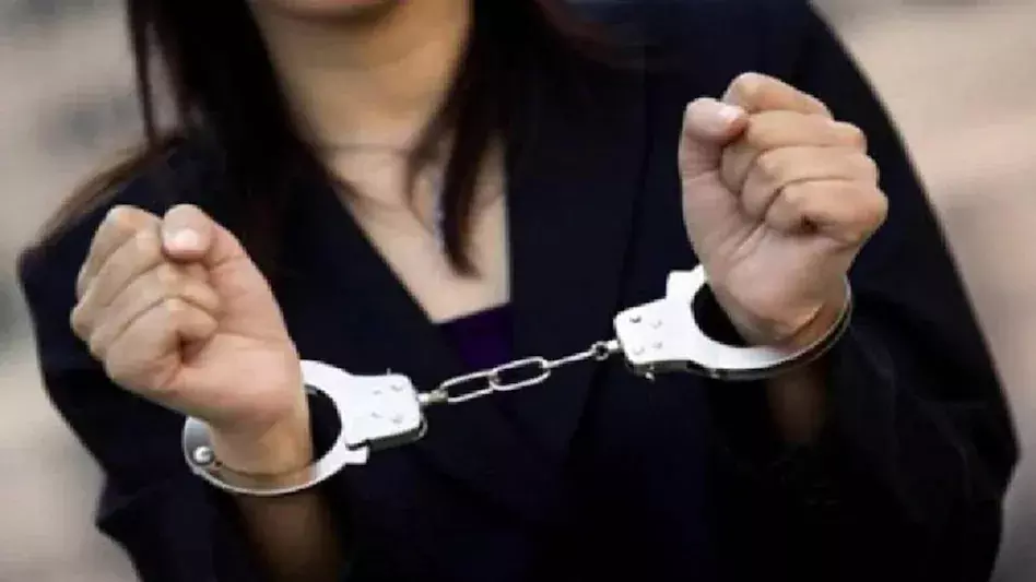 Agra: विवाहित ऑटो चालक को जलाने के आरोप में महिला गिरफ्तार Agra: विवाहित ऑटो चालक को जलाने के आरोप में महिला गिरफ्तार