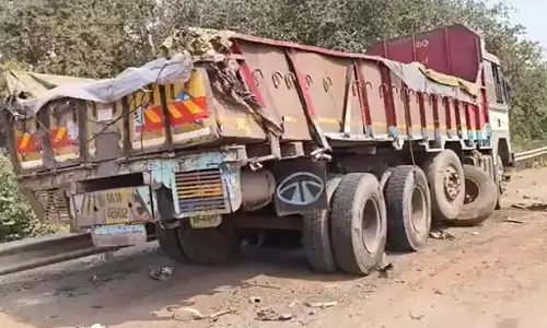 गोंदली नहर पुल पर दो ट्रकों की भीषण टक्कर, चालक बाल-बाल बचे