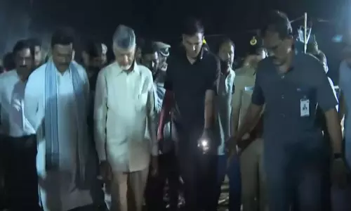 आंध्र प्रदेश: CM नायडू ने आग लगने की घटना वाले इलाके का दौरा किया, शोक जताया आंध्र प्रदेश: CM नायडू ने आग लगने की घटना वाले इलाके का दौरा किया, शोक जताया