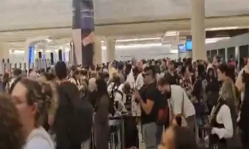 Abu Dhabi airport पर सैकड़ों भारतीयों समेत हजारों लोग फंसे Abu Dhabi airport पर सैकड़ों भारतीयों समेत हजारों लोग फंसे