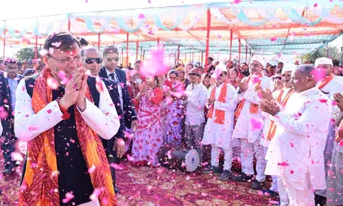 उत्तराखंड के CM ने खटीमा में स्कूल के कार्यक्रम में होली की शुभकामनाएं दीं