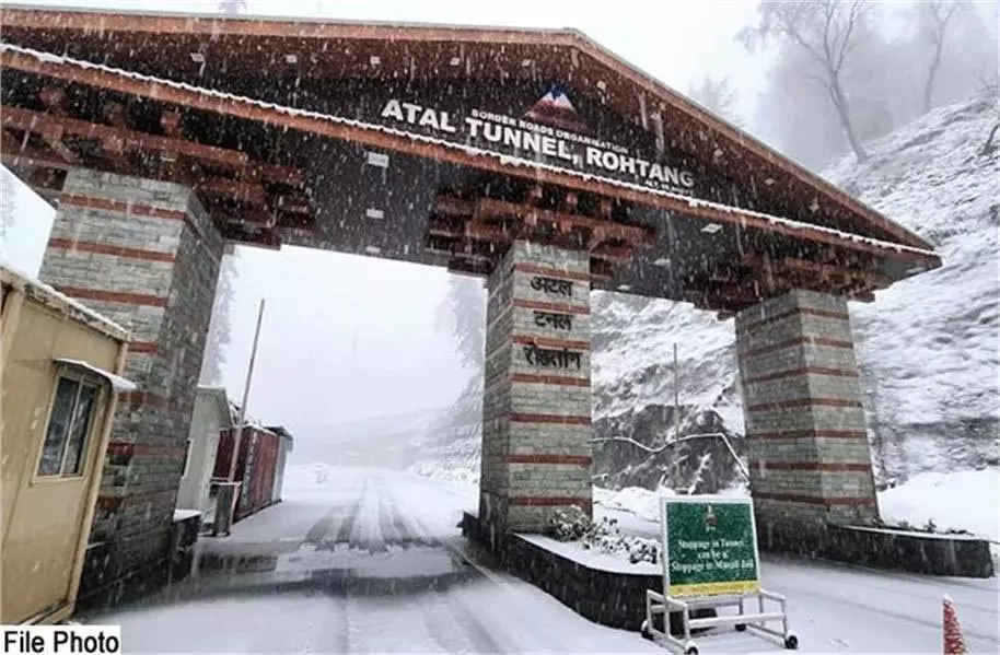 Shimla Weather : अटल टनल सहित ऊंचे इलाकों में गिरे बर्फ के फाहे Shimla Weather : अटल टनल सहित ऊंचे इलाकों में गिरे बर्फ के फाहे