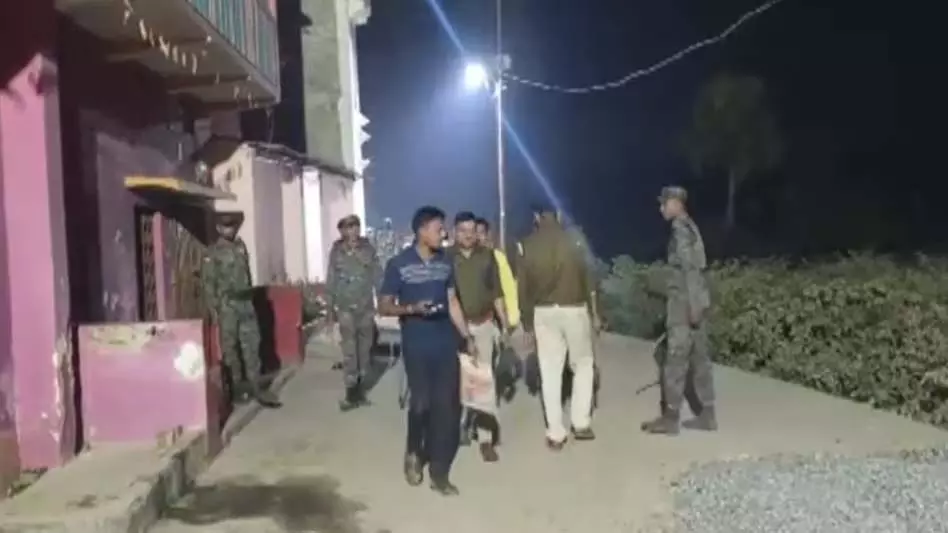 सिगरेट के धुएं से बवाल खड़ा हो गया, उग्र पत्थरबाजी के बाद इलाके में फ़ोर्स की तैनाती सिगरेट के धुएं से बवाल खड़ा हो गया, उग्र पत्थरबाजी के बाद इलाके में फ़ोर्स की तैनाती
