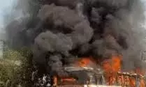 Jaipur :चलती बस में लगी भीषण आग, 70 यात्रियों ने कूदकर बचाई जान Jaipur :चलती बस में लगी भीषण आग, 70 यात्रियों ने कूदकर बचाई जान