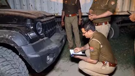 ग्रेटर नोएडा में काली थार का कहर: पेट्रोल पंप से डीजल भरवाकर फरार, सेल्समैन को मारी टक्कर ग्रेटर नोएडा में काली थार का कहर: पेट्रोल पंप से डीजल भरवाकर फरार, सेल्समैन को मारी टक्कर