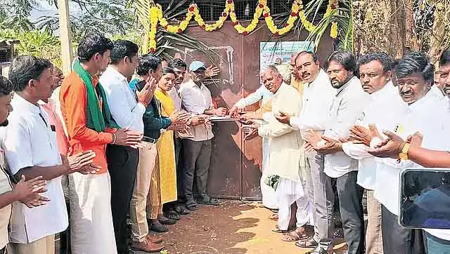 Gadag में दलितों की दाढ़ी बनाने और काटने से मना करने पर सरकार ने सैलून की दुकान खोल दी Gadag में दलितों की दाढ़ी बनाने और काटने से मना करने पर सरकार ने सैलून की दुकान खोल दी
