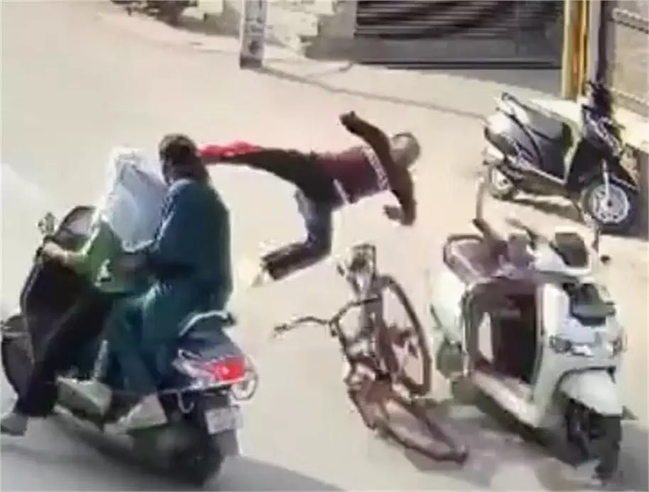 Ludhiana: ई-स्कूटी ने साइकिल सवार मासूम को मारी जोरदार टक्कर,परिवार में कोहराम Ludhiana: ई-स्कूटी ने साइकिल सवार मासूम को मारी जोरदार टक्कर,परिवार में कोहराम