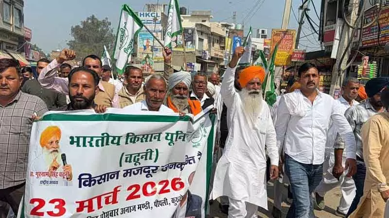 Yamunanagar में किसानों ने मोदी का पुतला जलाया Yamunanagar में किसानों ने मोदी का पुतला जलाया