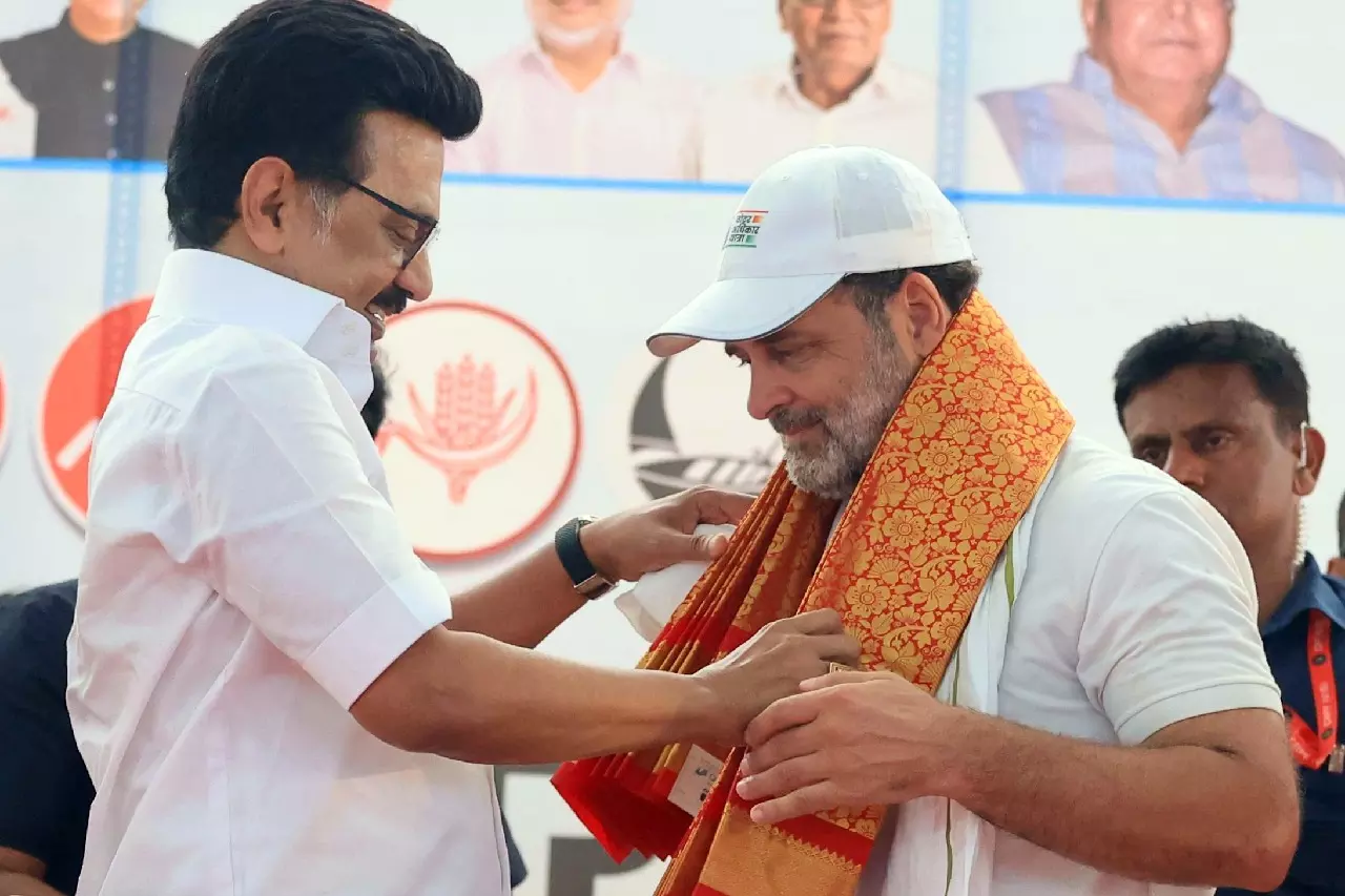 गठबंधन की अटकलों के बीच DMK, कांग्रेस आज सीट बंटवारे पर औपचारिक बातचीत शुरू करेंगे गठबंधन की अटकलों के बीच DMK, कांग्रेस आज सीट बंटवारे पर औपचारिक बातचीत शुरू करेंगे