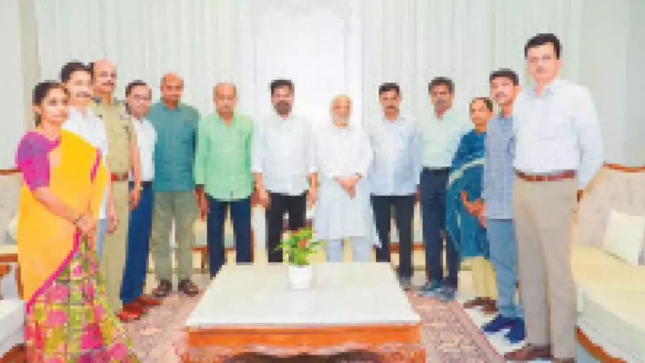Telangana: दबे हुए माओवादी नेताओं ने CM रेवंत से मुलाकात की Telangana: दबे हुए माओवादी नेताओं ने CM रेवंत से मुलाकात की