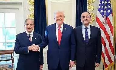 Afghanistan के साथ युद्ध का तनाव : ट्रंप ने पाक PM और आर्मी चीफ़ की तारीफ़ की Afghanistan के साथ युद्ध का तनाव : ट्रंप ने पाक PM और आर्मी चीफ़ की तारीफ़ की