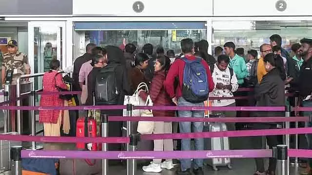 प्लेन दूसरे दिन भी नेपाल में लैंड नहीं कर पाया: Bengaluru एयरपोर्ट पर यात्रियों का विरोध प्लेन दूसरे दिन भी नेपाल में लैंड नहीं कर पाया: Bengaluru एयरपोर्ट पर यात्रियों का विरोध